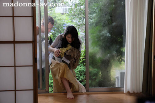 記録的豪雨、帰宅難民になった夫、暴風雨のように荒々しく求め合う義理の母子。 春谷美雨