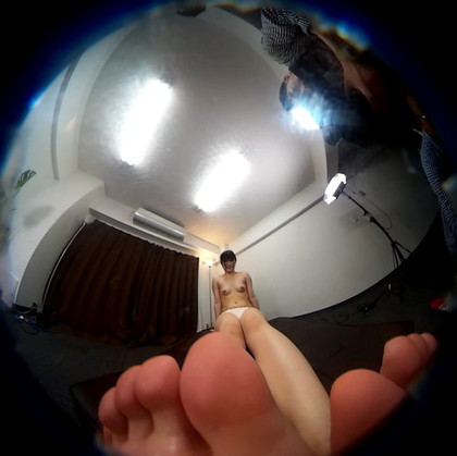 【フェチ界Ｍ男ＶＲ】360度カメラでおっぱい丸出し美人女王様の足舐め　～こんな動画見たことない？～ 同人動画