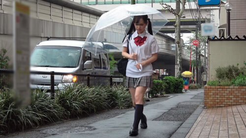 雨が降りしきる日、音が消される為レイパーが犯行に及ぶ