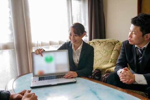 寝取られ社員旅行 女上司と一発ヤリたがる部下達にどんどん飲まされ泥●した妻 僕とビデオ通話してる最中に中出しされていたなんて… 成宮いろは