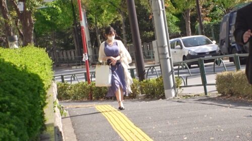 
 「マジ軟派、初撮。 1731 友人の結婚式帰りのMカップ爆乳女子をナンパ！押しに弱いこのお姉さん、グッと迫ると雰囲気に流されて断れず…。敏感マ●コを突かれてヒンヒン喘ぐ！絶えず揺れまくるおっぱいに釘付け！」