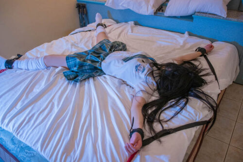 緑ネクタイ制服姿の女の子がベッドに大の字にこうそくされていたぶられる(N子) 同人動画
