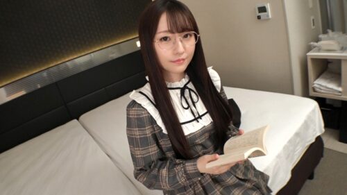 
 「マジ軟派、初撮。 1923 ひかえめメガネ美少女をホテルに連れ込む背徳感！押しに弱すぎてされるがままに胸やお尻を揉まれ… 電マで潮吹きまくるスケベ体質！狭いマ●コはバイブを奥まで咥え込む！プリプリ美尻に腰を打ち付けられて目がトロン…♪『初めてのことだらけで///』18歳の少女のムッツリ心が開花！」