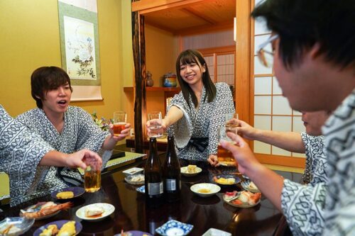 寝取られ社員旅行 女上司と一発ヤリたがる部下達にどんどん飲まされ泥●した妻 僕とビデオ通話してる最中に中出しされていたなんて… 大浦真奈美