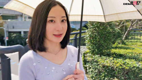 都会の喧騒に紛れてもひときわ目立つ長崎生まれの清楚な奥さん 足立友梨 32歳 第2章 タイムリミットは19時―許される時間いっぱいまで背徳の快楽を愉しむため日帰り上京しひたすらイカされ続ける8時間【圧倒的4K映像でヌク！】