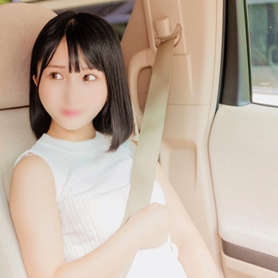 【密会車内ＳＥＸ③】スレンダー童顔の人妻が車内で密会ＳＥＸ…ちっぱい乳首をこねくり小さい口内でチ●ポを咥えられ柔らかく狭いマ●コの締め付けに腰が止まらず中出し【個撮】 同人動画