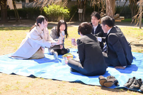 花見の席で意気投合した控えめな女子社員は飲んだら豹変「これで縛られたい…」と願望がエスカレートし手枷・イラマ・PtoMで涙目絶頂する隠れマゾだった！ 彩月七緒