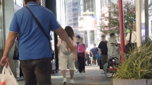 「マジ軟派、初撮。 2150 【笑う門にはエロ来る】【ニコニコ笑顔でお股ゆるゆる】お客様は神様?!接客中もナンパされちゃうふわふわ系アパレル店員を渋谷でナンパ!喉奥でオチ●ポをじゅっぽりお出迎え!目を潤ませて快感に歪む表情までめちゃくちゃ可愛い!!」