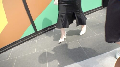 「マジ軟派、初撮。 2128 【チン・クイズの女王誕生!?】○×クイズで賞金ゲット!!まっしろ柔美肌に身を包む、マシュマロ系艶ふわ美女が挑戦。賞金景品も欲しいけど、やっぱり勃ちたて熱々極太肉棒がお気に入り!?たっぷり豊満な桃美尻突き出し串刺しセックスは、圧巻の見ごたえヤリごたえ!【ブルブル振動にガクガク痙攣ガラガラ理性崩壊】」