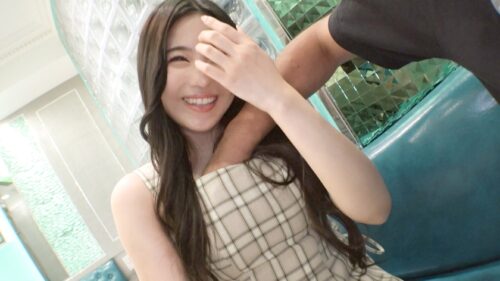 「TV局にも出入りしているヘアメイクアシスタントが登場。ツヤのある綺麗な黒髪とコントラストをなす透明感ある美白肌。白と黒、陽と陰、表と裏。普段は華やかな表舞台で美男美女を相手に仕事をしているのに、今日は裏でパイパンま●こを晒しておじさんチ○コに大絶叫!甲高い喘ぎ声がホテルに響き渡る!【初撮り】ネットでAV応募→AV体験撮影 2324」