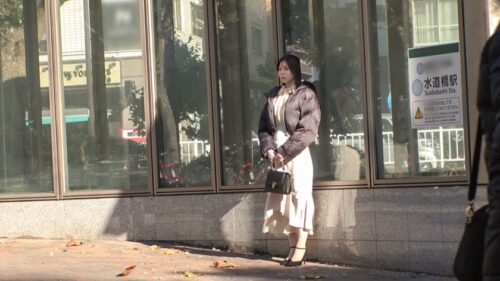 「目指すは旦那に見つけてもらうため！！三十路お姉さんの淫乱ハラハラ浮気セックス大開幕！！やらしい唇からベロを出した舌フェラディープキスで、ご無沙汰キッスの再デビュー！！全身をぴくぴくと跳ねらせ、完全にセックスのスイッチが入った淫乱人妻を、おっぱいからお尻から豪快に揉みしだく！！アンアンッと人妻のくせに子犬のように喘ぐ満足っぷり！！久々のセックスに期待しているのかマンコを大洪水にさせて、ケツ穴をひくつかせながら四つん這いクリイジリ！！ガチガチに勃起した乳首にデカチンに久々のご対面三点フェラ！！5年ぶりのキツマンを巨砲で耕すと嬉しそうにキャンキャン喘ぐ人妻！！どうだ！これがAVだぞ！！旦那とは言わず全世界にメス顔を晒してイケ！！！！」