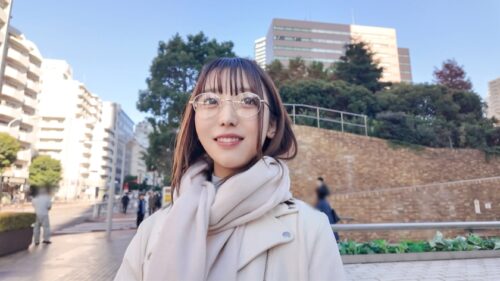 「知的なメガネの奥に潜むモンスター級の性欲！学業まじめな清楚JDがAVデビュー！「彼氏がいたら毎日したい」と語る性欲旺盛ガールは、触れられるだけでビクビク反応！ねっとりキスで腰振りが止まらない！「人に見られてるって思うと、興奮しちゃって…」と恥ずかしそうに語る姿はド変態の片鱗！？パイパン美ま●こでぐちょ濡れ騎乗、快感に溺れて絶頂しまくる姿はたまらない！ 【初撮り】ネットでAV応募→AV体験撮影 2358」