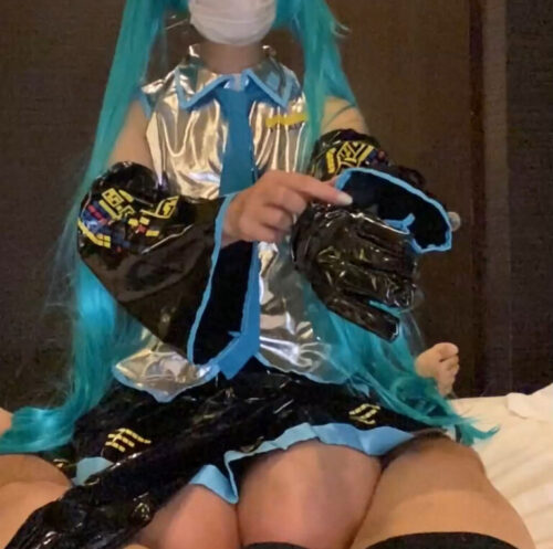 ボーカロイ○レイヤーさんの手袋手コキ！ コスプレハード