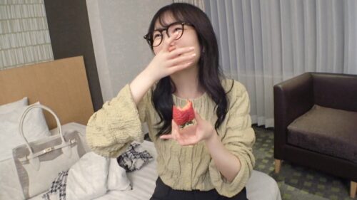 「マジ軟派、初撮。 2191 イチゴをエサにメガネが似合う色白の真面目系素人をナンパ!見た目に反して不倫経験あり!パンツの下はアナルまでビッチリの剛毛!真面目だから要求されるとアナルまでルまで舐めちゃう従順っぷり!最後は俺の練乳をお顔にお見舞いしてやったw」