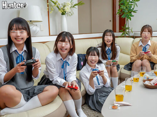 『お兄ちゃんで罰ゲーム』開始！これは普段からキモがられている兄の部屋に妹と友達が乱入し突然パンツを見せる罰ゲーム！更にエスカレートしていき