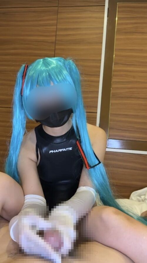 あの人気競泳水着ミ◯さんに手袋手コキしてもらった！ コスプレハード