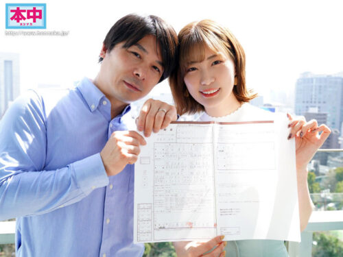 「結婚するまでHは無しね…」と言っていた彼女とついに入籍、 僕らは婚姻届けを提出した足でそのままホテルに直行し何度も何度も中出しSEXをした。 美谷朱里