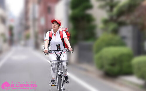 巷でウワサの人妻出張感 男を惑わす肉感完熟デリバリー もっちりパツパツ悩殺デカ尻！無自覚フェロモンでエロ災難つづきな極度敏感奥さま 弥生みづき