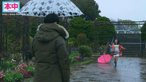 忘れられない元カノに5年ぶりに再会した雨の日。やっぱり最高にイイ女だったけど、もう既に新しい彼氏がいるみたいで、 急に遠く離れた存在になった気がしたから彼氏とSEXしたばかりのキミのマ●コに僕は何度も何度も中出しする。 弥生みづき