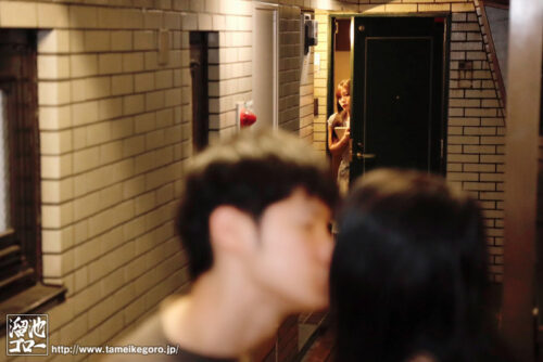 はじめて彼女ができたのに…隣に住む欲求不満な人妻さんに食べられ罪悪感勃起した 結城りの