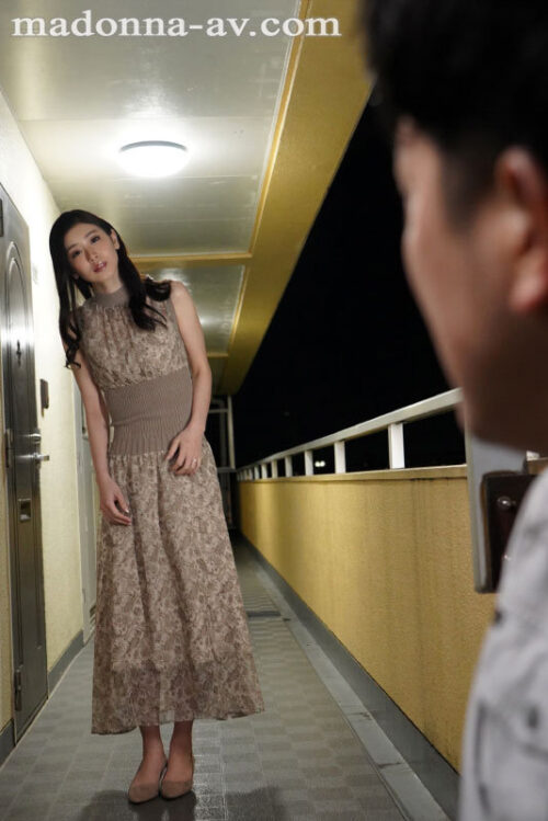 真夏の夜に帰宅、鍵を無くして隣人妻の家に泊まる流れに…。 無防備過ぎる胸元と生脚に興奮した僕は、夜が明けるまで何度もハメ狂った…。 小松杏