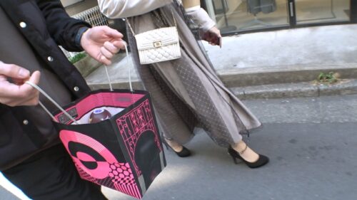 「【ホワイトデー前×美人アパレル店員】春一番に舞う白上着のゆったり系美女を渋谷でナンパ！カフェ巡り好きの手作りお菓子に隠された秘密。ゴールドブラ&パイパン最強ま○こで潮吹き連発！！ マジ軟派、初撮。 2196」