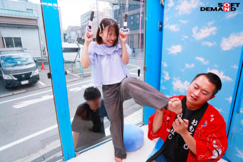 マジックミラー号 絶対に気持ちよくなってはイケない!!!愛する彼氏とはミラー越し30cmの状況でくすぐり我慢ゲームと称して凄腕AV男優の妙技でHにいじくりたおす!!! 鎖骨の綺麗なオフショル女子5名収録
