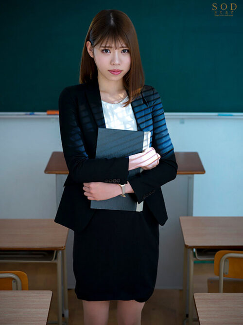 「明日、俺らの担任の授業でバイブぶっこんでやるから見にこいよwww！」 授業中も男子生徒に輪●レ×プされる、体育会系新任教師 新海咲