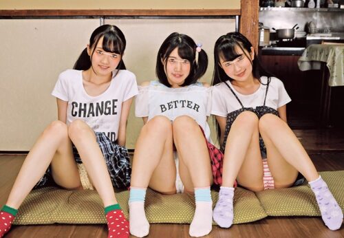 【VR】HQ超激的高画質 義妹が友達を呼んで我が家でお泊まり会…はいいのですが、どうやら「誰がお兄ちゃんを一番に誘惑できるかゲーム」をしているようです!!両親不在の間に義妹のおマセな友達がお泊まりに…結局、理性では抑えきれず最終的には4Pまでしちゃいました!