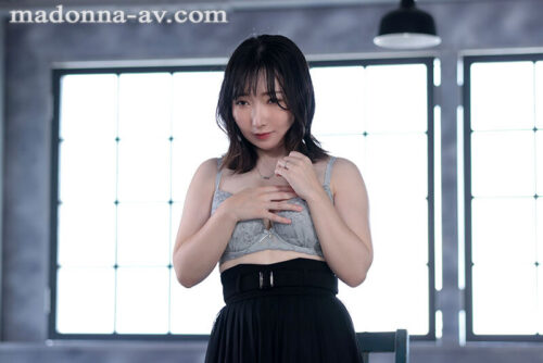 新人 保科希帆 32歳 AV DEBUT 純真な保育士の人妻―。子供のようなあどけなさを’裏切る’強すぎる欲望―。