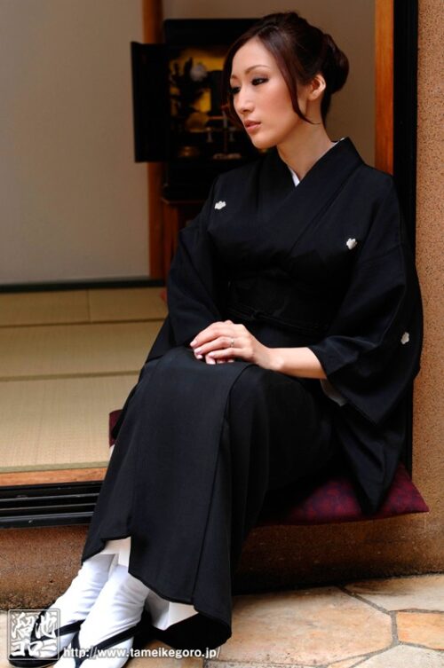 喪服の未亡人 夫亡き後、犯●れ続ける巨乳人妻 JULIA