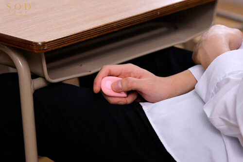 「明日、俺らの担任の授業でバイブぶっこんでやるから見にこいよwww！」 授業中も男子生徒に輪●レ×プされる、体育会系新任教師 新海咲