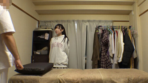 媚薬オイルマッサージ 痴●盗撮&中出し素人娘VOL.66 超強力媚薬を配合したマッサージオイルを施術中に知らずに塗りこまれたオンナは、身体の火照りに驚き、チ〇ポを欲しがる自分に戸惑い、垂れ出したマン汁に恥ずかしがりながらも生ハメ中出しまで欲してしまう!