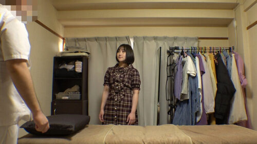 媚薬オイルマッサージ 痴●盗撮&中出し素人娘VOL.66 超強力媚薬を配合したマッサージオイルを施術中に知らずに塗りこまれたオンナは、身体の火照りに驚き、チ〇ポを欲しがる自分に戸惑い、垂れ出したマン汁に恥ずかしがりながらも生ハメ中出しまで欲してしまう!