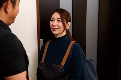 一見普通のおばさん家政婦だが、実は女王様気質のド痴女だった！？ 翔田千里