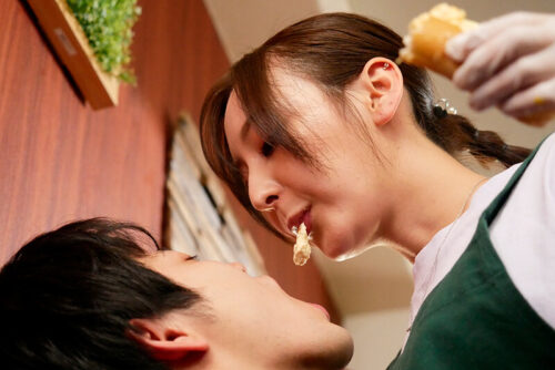 【密着取材】 カフェで働く店員は即惚れ気質のキス魔 「お客様、もし良かったら精子飲ませていただけませんか?」 友梨さん25歳 足立友梨