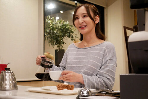 【密着取材】 カフェで働く店員は即惚れ気質のキス魔 「お客様、もし良かったら精子飲ませていただけませんか?」 友梨さん25歳 足立友梨
