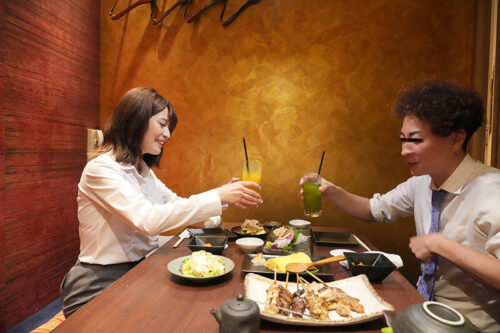 通行人は二度見する！ドラマの主人公のような不意打ち路上キスで火がついたホロ酔い人妻上司は浮気欲が止まらない