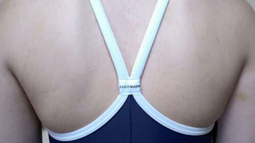 瀬戸ひなこ 濡れてテカってピッタリ密着 神スク水 可愛い女子のスクール水着姿をじっとりと堪能！着替え撮影から始まり貧乳から巨乳にパイパン、ハミ毛、ジョリワキ等のフェチ接写やローションソーププレイやスク水ぶっかけ等を完全着衣で楽しむAV