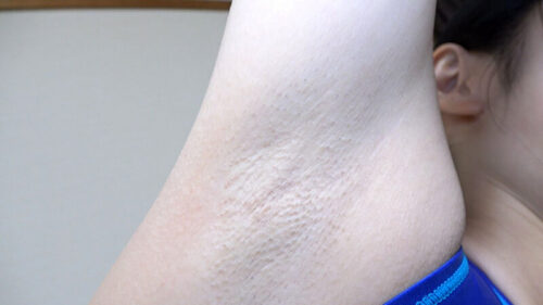 澄河美花 濡れてテカってピッタリ密着 神競泳水着 可愛い女子の競泳水着姿をじっとりと堪能!着替え撮影から始まり貧乳から巨乳にパイパン、ハミ毛、ジョリワキ等のフェチ接写やローションソーププレイや競泳水着ぶっかけ等を完全着衣で楽しむAV