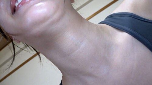 水端あさみ 神陸上ウェア スポーツ日焼けから筋肉美女アスリートの秘部を隠してきたウェアを巨乳や美乳パイパンや剛毛娘に着せジョリワキやハミ毛を堪能。陸上ユニホーム女子の太腿やお尻や着衣放尿まで!!身体にフィットするウェアのキワキワを超接写&完全着衣でハメ撮り