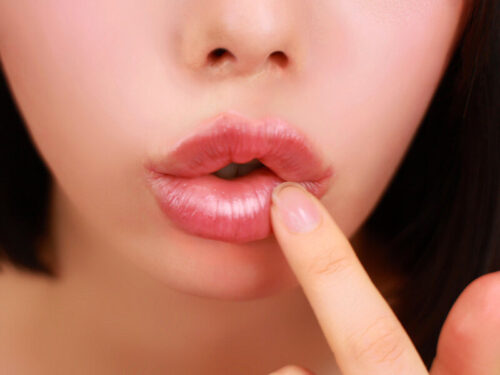 【VR】肉厚ぽってり唇カノジョのベロキス/耳キス/乳首キスで全身リップされトロけ癒されイチャ甘100回超えキスしっぱなしSEX 九井スナオ