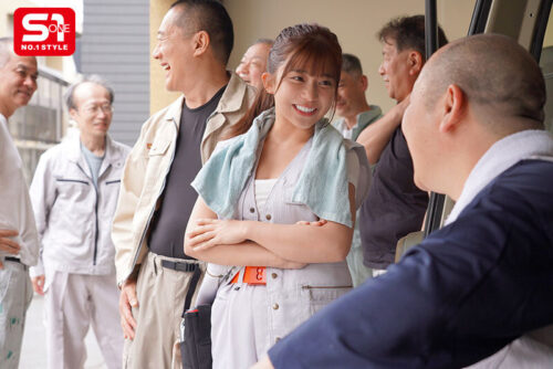 オッサンばっかりの職場の社員旅行に娘ほど歳の離れた隙だらけ新卒社員が唯一の女性で参加! このあと風呂を覗かれ媚薬を盛られ全社員にチ●ポ挿れられちゃいます。 川越にこ