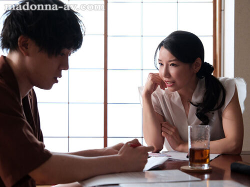 汗ほとばしる人妻の圧倒的な腰振りで、僕は一度も腰を動かさずに中出ししてしまった。 加藤あやの