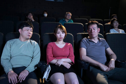 暗闇のシアターねとられ試射会 映画館で知らない男達にイヤというほどまさぐられ異常に興奮した妻 宍戸里帆