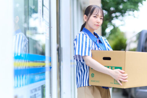 【VR】【8K】10年来の仲が良い地元のハメ友とコンビニバイトの休憩中にラブホ代わりに身勝手ヌキヌキタイム猿のように汗だくでSEXした側道沿いの真夏の田舎コンビニ。 西元めいさ