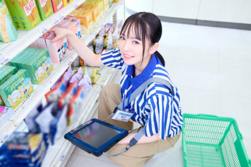 【VR】【8K】10年来の仲が良い地元のハメ友とコンビニバイトの休憩中にラブホ代わりに身勝手ヌキヌキタイム猿のように汗だくでSEXした側道沿いの真夏の田舎コンビニ。 西元めいさ