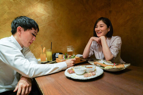 通行人は二度見する!ドラマの主人公のような不意打ち路上キスで火がついたホロ酔い人妻上司は浮気欲が止まらない