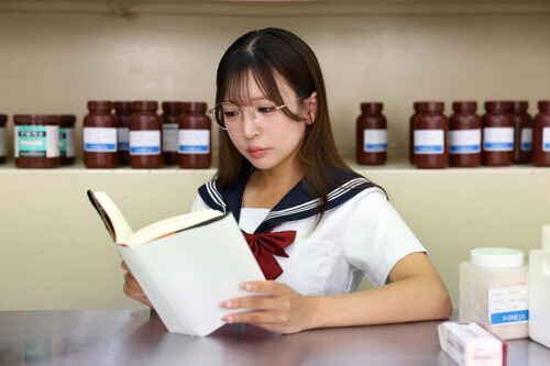 【VR】またがりキスで夢中にされ、練習してきた腰使いに没頭。罰ゲームで付き合ったクラスの地味女に魅せられ、僕の方から離れられなくなった。 小那海あや