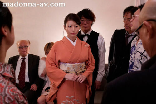 高級クラブの人妻、太客の汗と体液にまみれた、閉店後中出し枕営業―。 篠原いよ